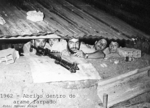87 - 1962 - Abrigo dentro do arame.jpg