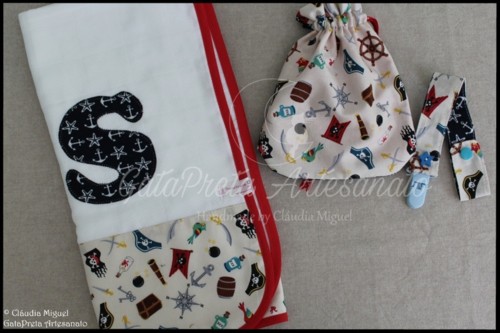 Fralda e prendedor de chupetas Piratas1.JPG