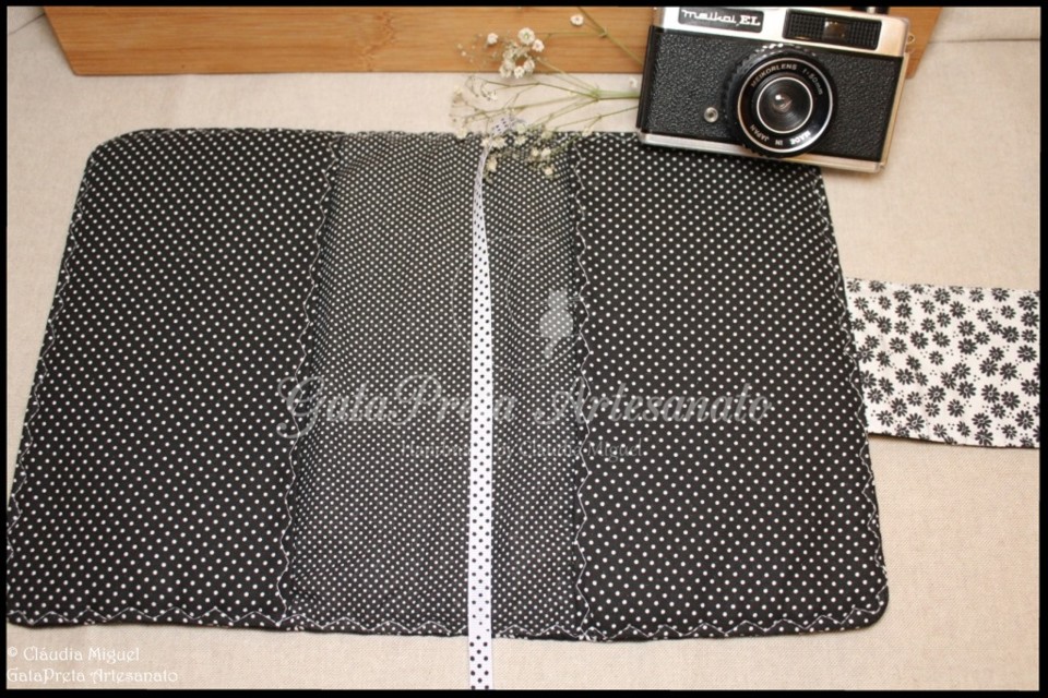 Capa de livros Black&amp;White Daisies2.JPG