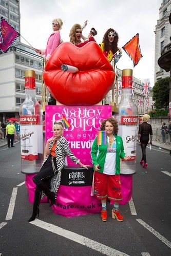 As actrizes de Absolutely Fabulous durante a última Marcha do Orgulho LGBT em Londres