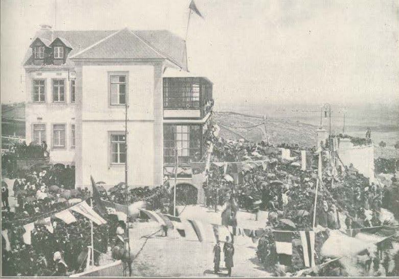 multidao em volta do sanatório no dia da inaugura