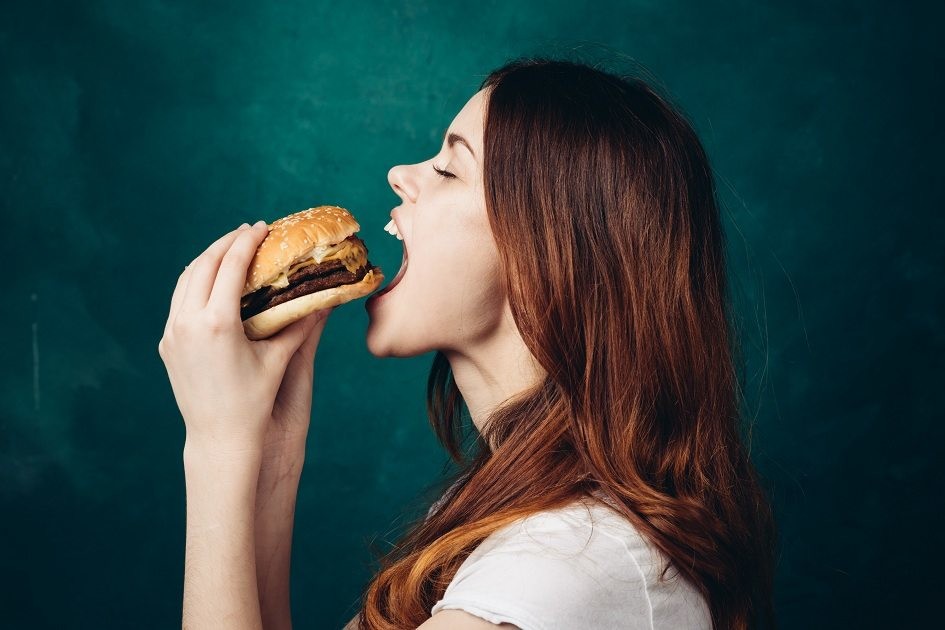 mulher-comendo-hamburguer.jpg