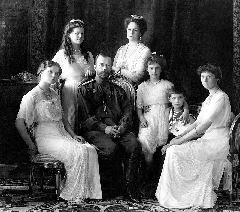 800px-Russian_Imperial_Family_1913.jpg