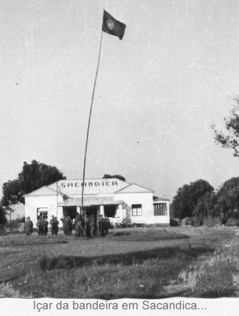 - Içar da bandeira em Sacandica....jpg