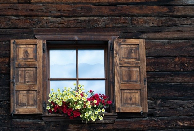 old-mountain-house-window_326132-17.jpg
