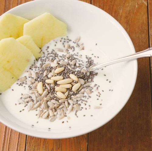 Iogurte natural, maçã, pinhões, sementes de gir