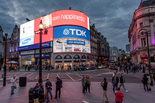 1024px-Open_Happiness_Picadilly_Circus_Blue-Pink_H