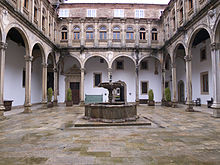 Patio de San Juan Hospital Real. in wikipedia.jpg