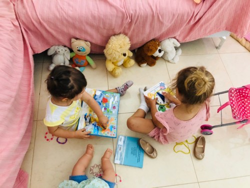 Lara e Maria a brincar.jpg