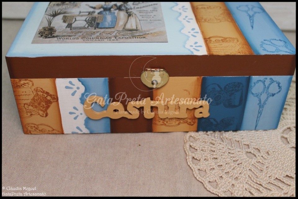 Caixa de costura Singer CamelII-3.JPG