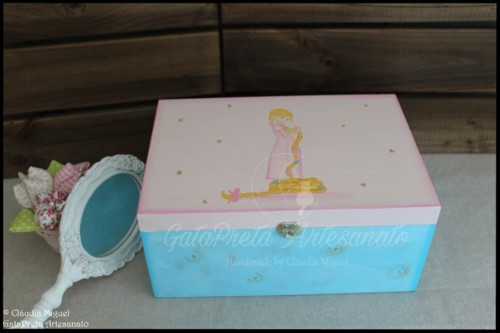 Caixa bandoletes Rapunzel1.JPG Caixa bandoletes Rapunzel1.JPG