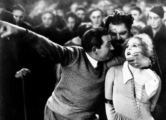 Fritz Lang directs Brigitte Helm in Metropolis (19