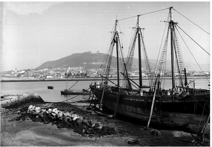 89- Barco Lagosteiro encostado ao Cabedelo.jpg