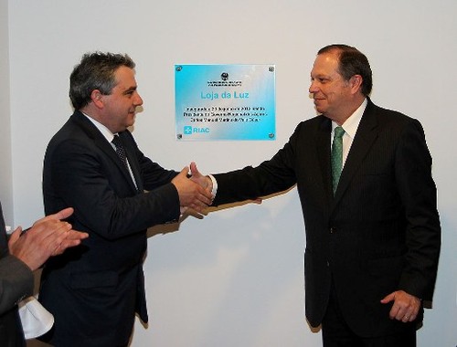 mais um aperto de mão em cumplicidade..