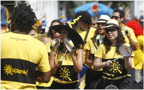 Uma ala de tamborins animava os que estavam presentes no desfile do Bloco Quizomba na Lapa, no Rio, neste sábado (25Fev12) - Foto Wagner Meier-G1
