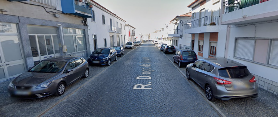 Estacionamento em cima do passeio Beja (2).png