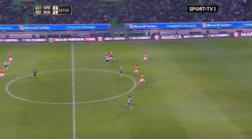 Raúl Jiménez faz carrinho perigoso por trás sob