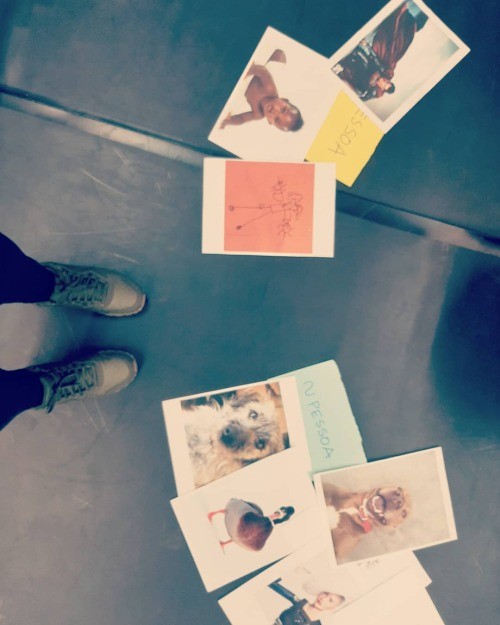 fotografia tirada ao chão, onde se vê os pés da pessoa que tira a fotografia e as imagens usadas numa oficina de filosofia