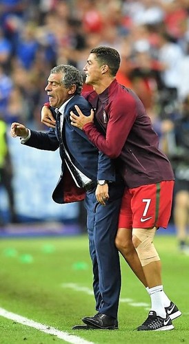 545931212-manager-fernando-santos-and-cristiano-ro