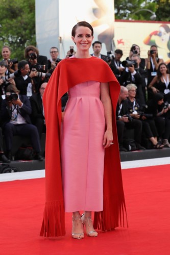 Claire Foy - levou um cachecol, que tem andado a f Claire Foy - levou um cachecol, que tem andado a f