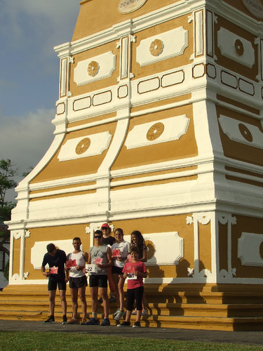 Os participantes junto ao monumento da Memória...