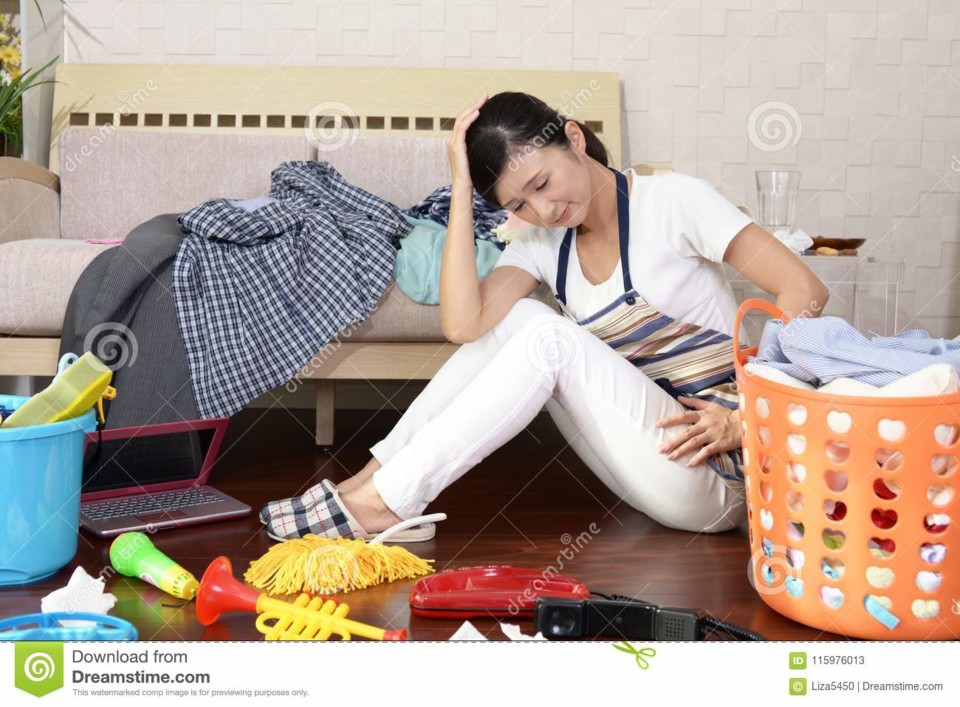 dona-de-casa-asiática-cansado-115976013.jpg