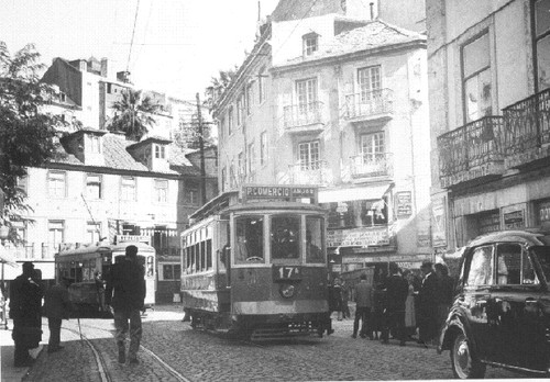 A Mouraria antes das Demolições. Troço final da Rua dos Fanqueiros (Rua D. Duarte), Lisboa (Judah Benoliel, 195...)