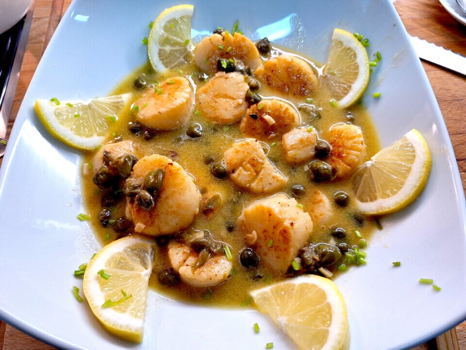 Vieiras Tostadas com Molho de Limão e Alcaparras