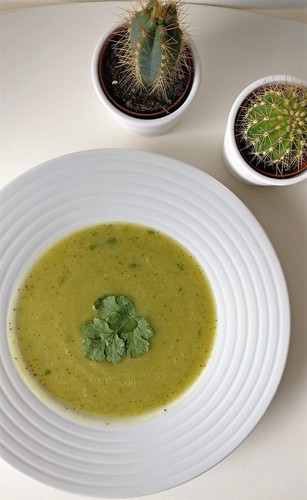 Receita de creme de courgete, nabo e coentros_poet Receita de creme de courgete, nabo e coentros_poet