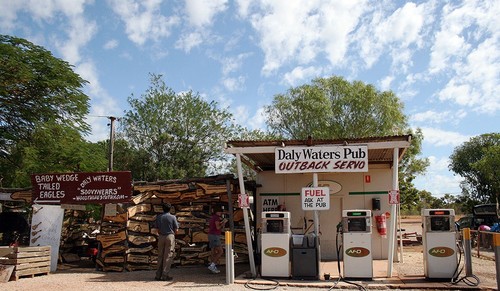 bomba-gasolina-daly-waters-pub-australia-1100x641.