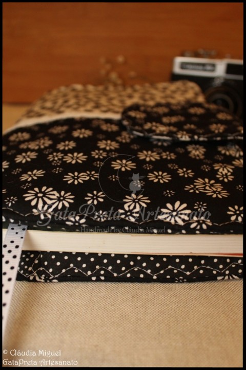 Capa de livros Black&amp;White Daisies3.JPG