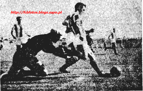 1957-58-belenenses-fcb-braulio e um defesa do fcb.