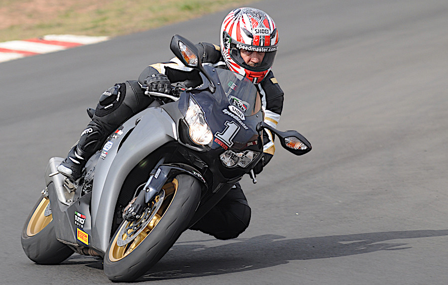 único motociclista de desenho de linha usando capacete, andando de moto na  estrada de asfalto. jovem