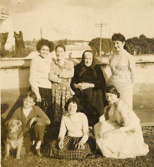 Maria da Assuncao e familia com selo.jpg Maria da Assuncao e familia com selo.jpg