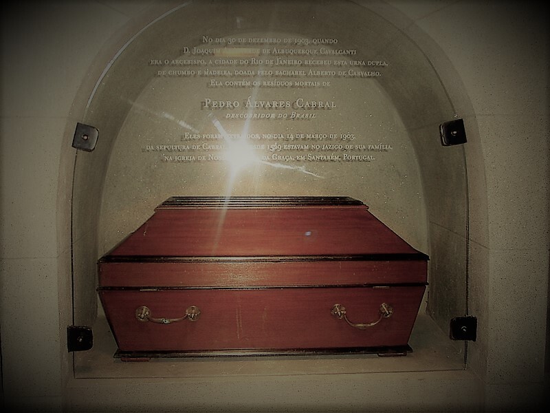 800px-UrnaPedroAlvares_Cabral_no_Brasil (2).jpg