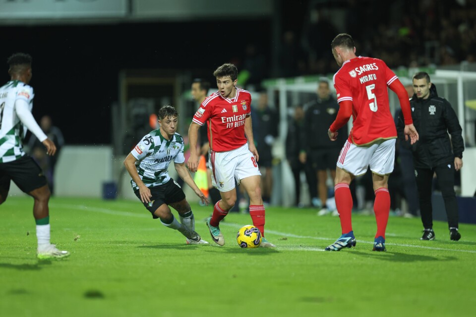 Bloqueios e foras de jogo: porque é que o golo de João Neves no Sporting -  Benfica deveria ter sido anulado