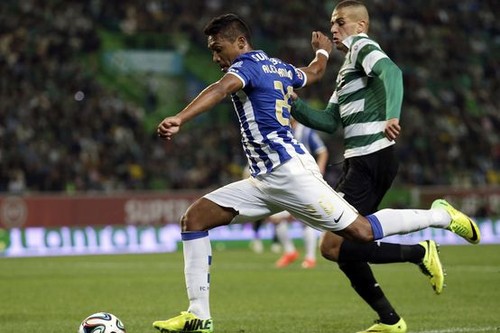 Alex Sandro disputa um lance em Alvalade...