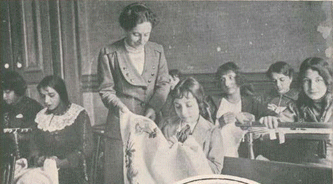 professora maria elisa dos santos com uma turma da