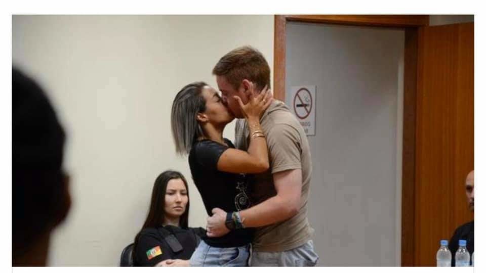 esposa beija marido em tribunal_tentativa de femin