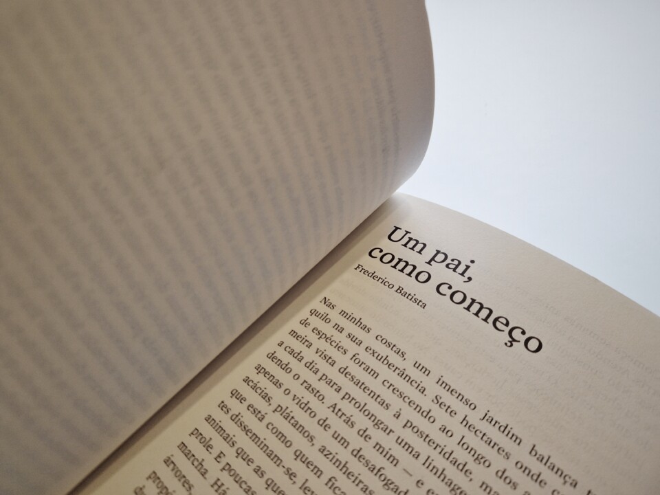 Livro aberto onde pode ler-se o título Um pai, como começo e o nome Frederico Batista