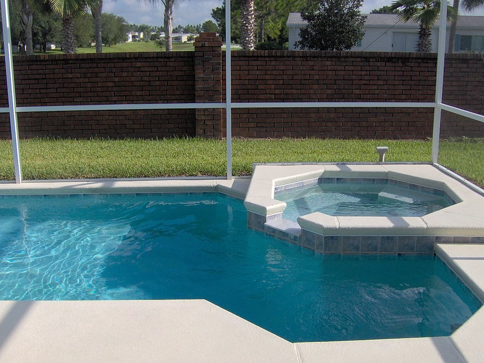 960px-Small_pool_with_small_Jacuzzi.jpg