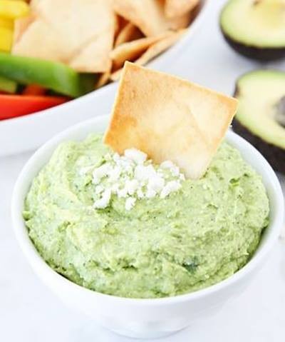 Abacate + Queijo Feta + Azeite + Tempero a gosto..