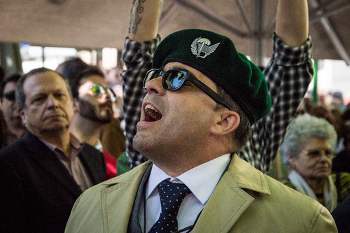 (Largo do Carmo, 25 de abril de 2014)