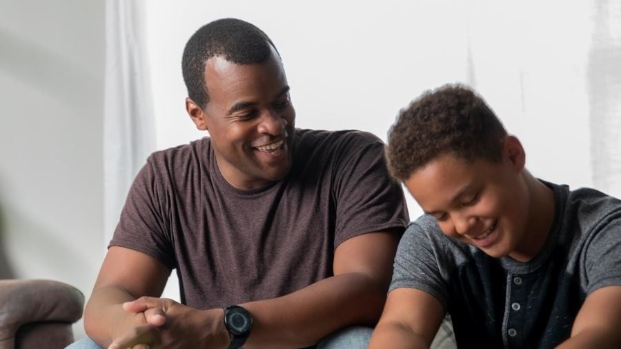 pai-e-filho-adolescente-jovem-conversando-16504834