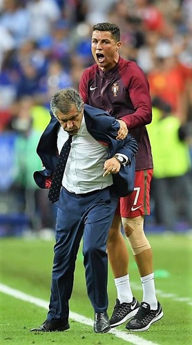 545931168-manager-fernando-santos-and-cristiano-ro