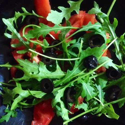 Salada de tomate, rúcula e azeitonas pretas