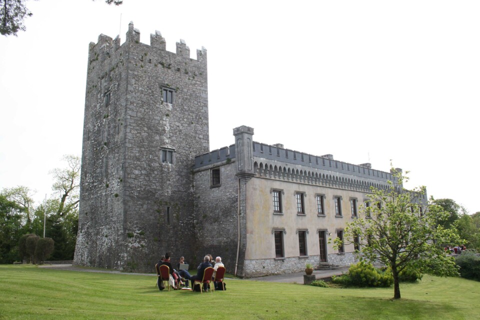 Manos-reading-group2 (1).jpg