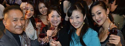 Japanese-drinking-wine-10003111.jpg
