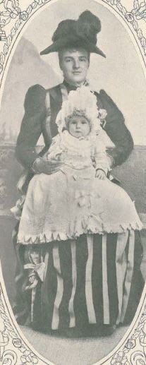 dona amelia com o filho ao colo.JPG