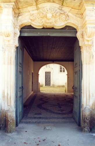 Passagem, através do portal principal, ao pátio 